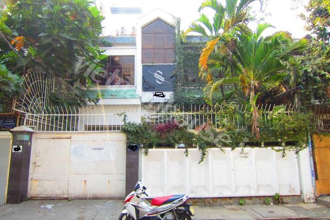 Wide facade villa in District 1