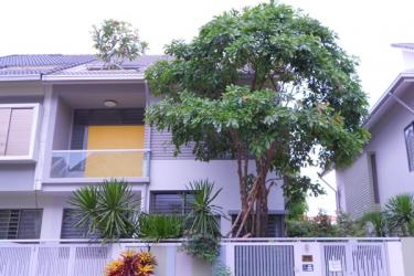 ２区にあるユニークな色使いのヴィラ