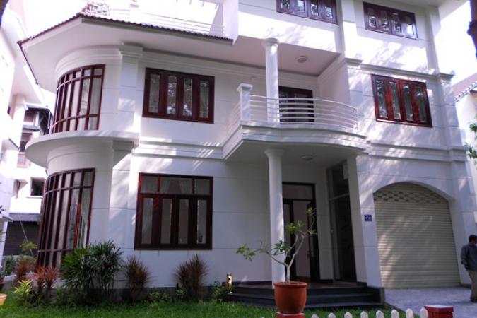 Vivid lawn entrance Villa in District 2