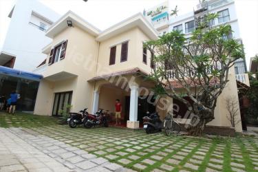 Villa with nice garden at District 2