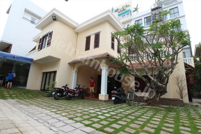 Biệt thự nhiều ánh sáng và sân vườn rộng tại Thảo Điền