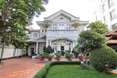 Big garden and swimming pool inside stunning villa