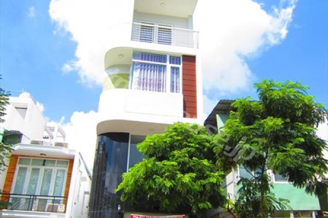 川沿いの縦長戸建