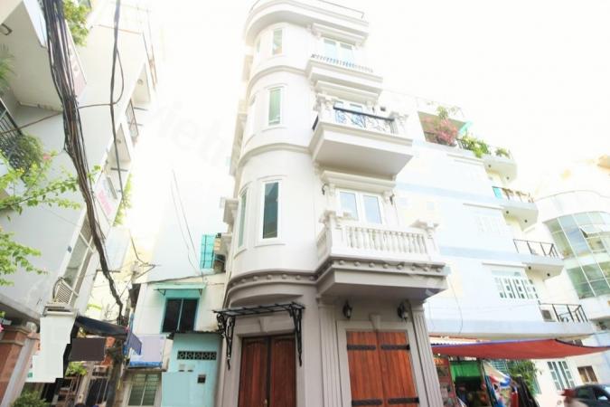 Nhà cho thuê tuyệt vời tại Quận 1 với phong cách tuyệt vời cùng không gian yên tĩnh thoải mái.