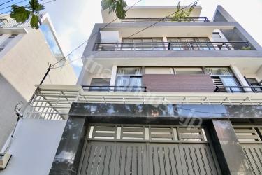 綺麗でコスパ良しの縦長戸建て4ベッドルーム