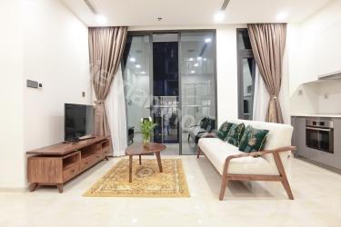 High-floor Vinhomes apartment and its bathtub inside