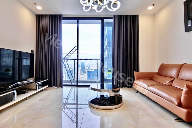 Ánh sáng chan hòa với trần nhà cao tại Vinhomes Golden River