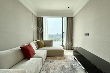 グランド・マリーナ・サイゴンでバソン橋とリバービューを望む独立型キッチンのある優雅な2LDK