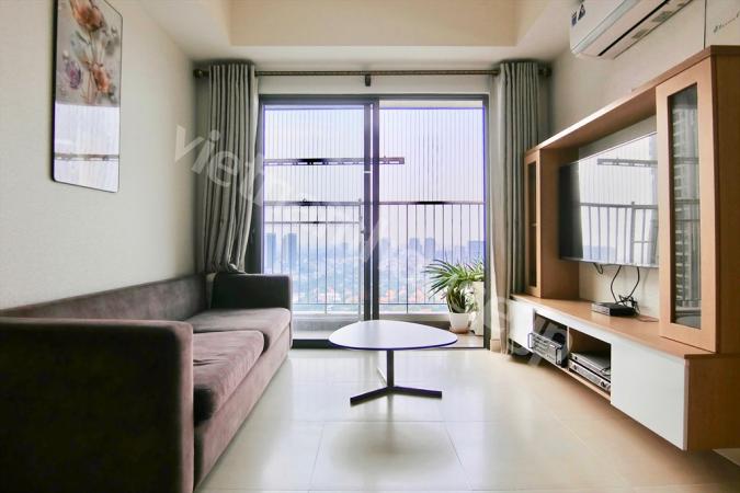 大きなソファと大型家電の2ベッドルーム