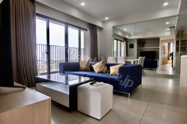 カウンターキッチンと爽やかブルーソファのお部屋