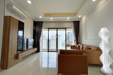 エステラハイツ：ブランコチェアを備えた広いバルコニーと、ブラウン＆ホワイト基調の優雅な3LDK