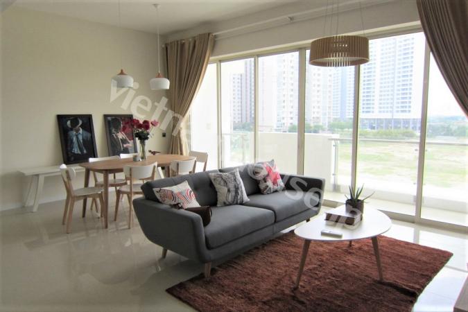 Phòng khách rộng rãi tuyệt vời với ban rộng tại căn hộ Estella, Quận 2.