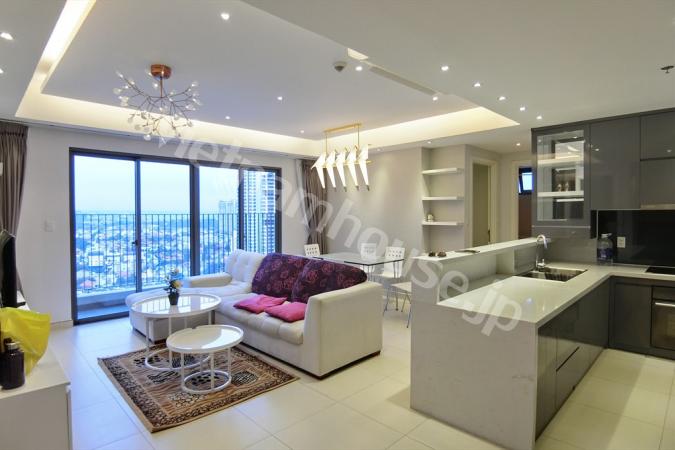 Large living room with white sofa and pink pillows in Masteri