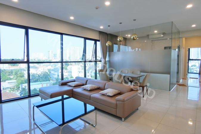 Cửa sổ rộng khắp phòng khách tại The Ascent