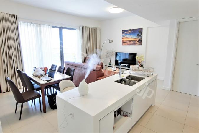 Phòng khách đa màu sắc bên trong Gateway Thảo Điền