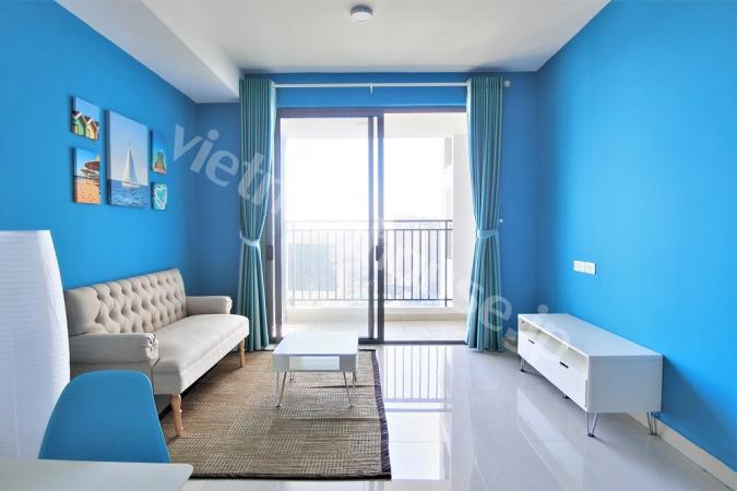 青壁紙が印象的な2LDK