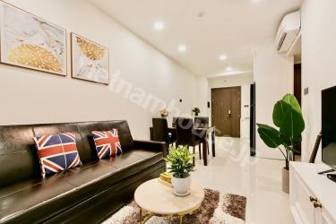 黒ソファと黒テーブルのお部屋