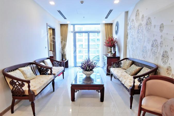 Nhiều ghế sô pha trưng bày ngay phòng khách VInhomes