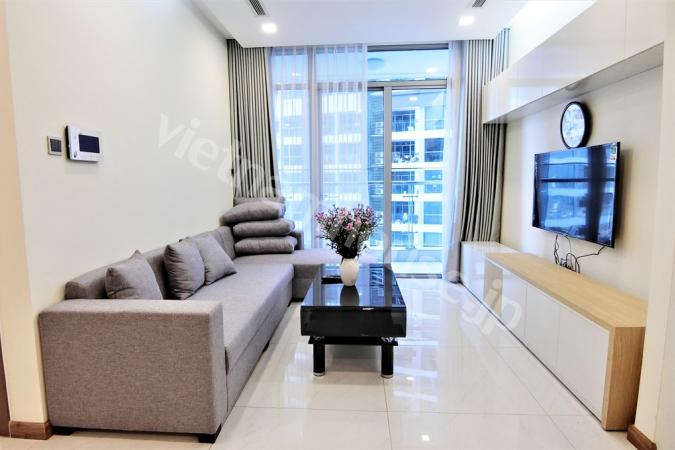 Phòng ngủ chính với ban công riêng tại VInhomes