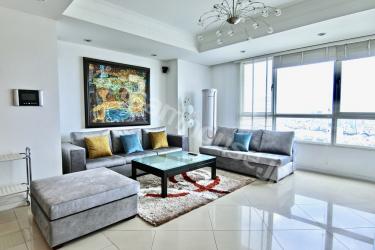 Two bedroom Manor apartment with bathtub