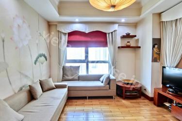 Studio Manor apartment with polished wooden furniture