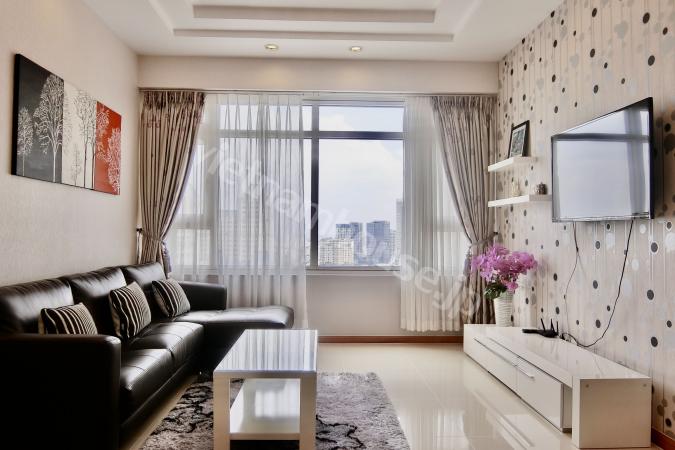 重厚感のあるソファとバスタブ付きのSaigon Pearl