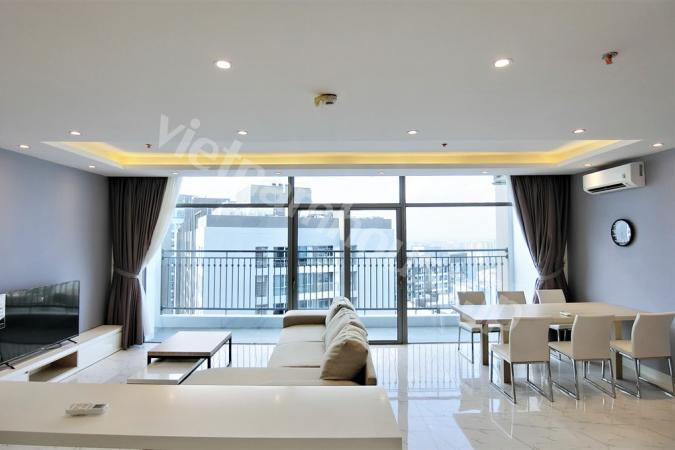 Thưởng thức căn hộ sang trọng tọa lạc tầng cao với ban công nhìn ra Landmark 81