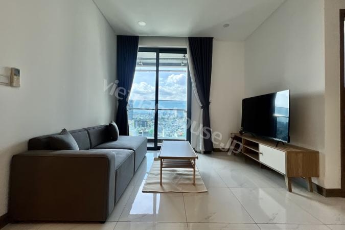 Elegant White-Toned Sunwah Pearl Apartment in a Prime Location Between D1 & Thao Dien Area