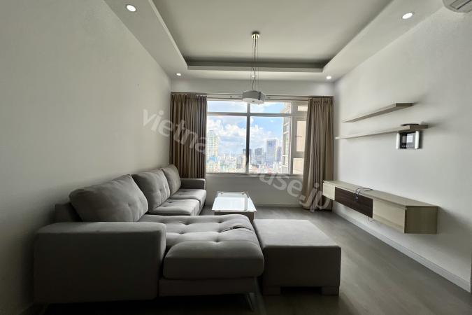 Sự kết hợp tinh tế giữa trắng và nâu tại căn hộ Saigon Pearl