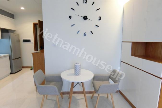 Bạn có thể thấy tầng thượng của các tòa nhà khác tại căn hộ Vinhomes lầu cao