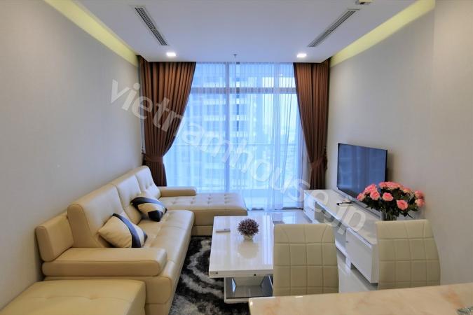 Tủ đựng rượu nằm bên trong căn hộ Vinhomes gần sông Sài Gòn