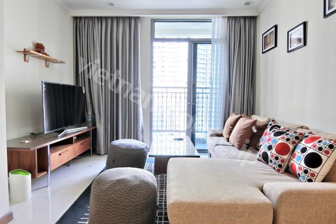 Cảnh quan đẹp mê hồn, đặc biệt lúc buổi tối, thông qua cửa sổ căn hộ Vinhomes