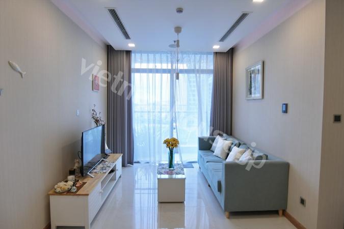 Ban công căn hộ Vinhomes nhìn ra trường Vinschool