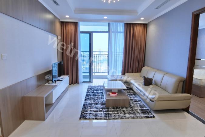 Phòng khách rộng lớn nhìn ra cảnh sông đáng kinh ngạc tại Vinhomes