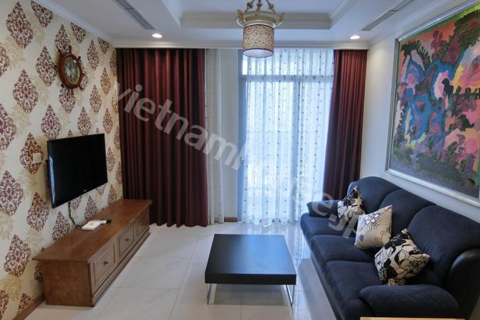 Thưởng thức một cốc cà phê tại ban công của căn hộ Vinhomes