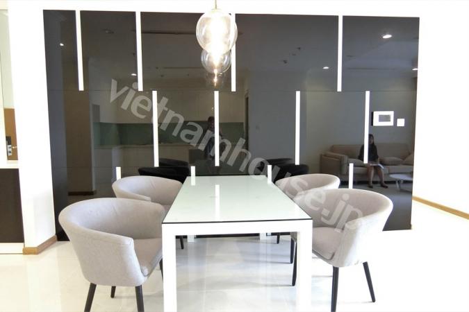 Bức tường đặc biệt phản chiếu hình ảnh tại căn hộ chỉ cách khu trung tâm 5 phút đi xe máy