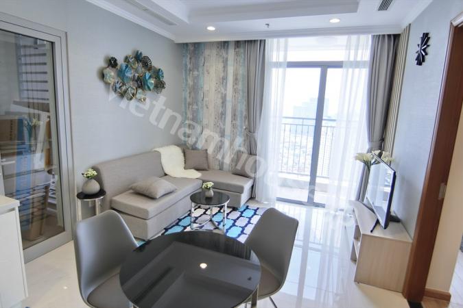 Cảnh bầu trời bên ngoài ban công căn hộ Vinhomes