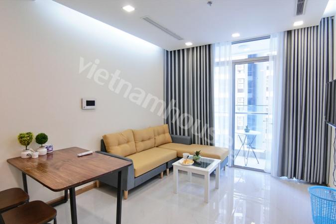 Một phòng ngủ với nội thất đẹp tại Vinhomes Central Park