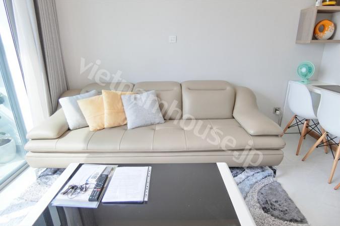 Căn bếp mở với view hướng về các tòa tháp ở Vinhomes