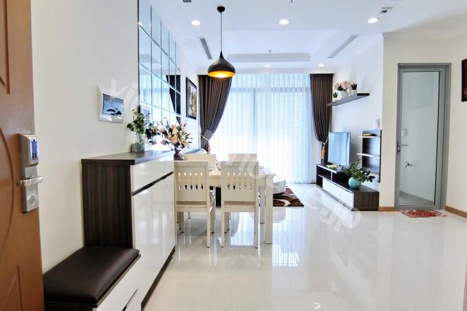 Thư giãn thưởng thức cà phê tại ban công căn hộ Vinhomes