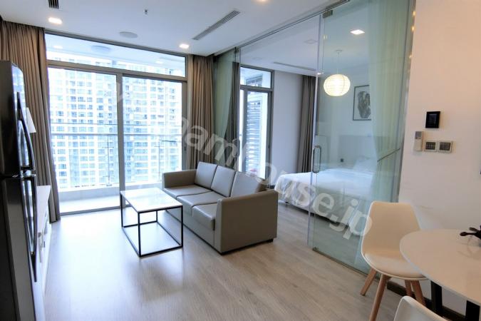 Mở rộng không gian với phòng ngủ kính và phòng tắm cực dễ thương