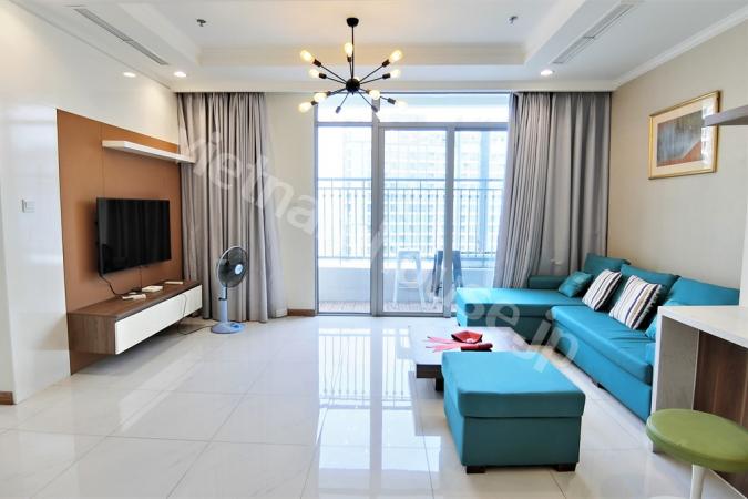 Phòng khách lớn là nơi hợp mặt và sum họp gia đình