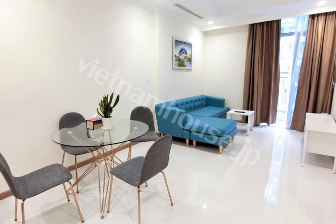 Ghế sô pha màu xanh biển trong VInhomes mang lại ấn tượng mạnh cho người thuê