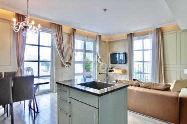 広々バスタブ付きの高級サービスアパート