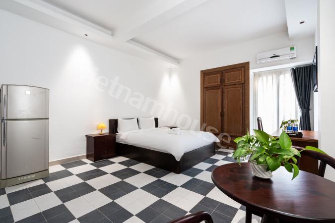 Căn hộ studio ngay cầu Ba Son với phong cách hiện đại có ban công nhỏ