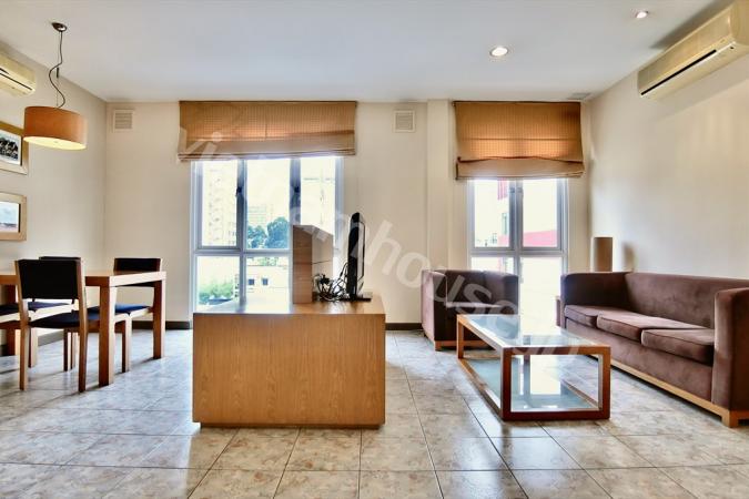 Ánh sáng tràn ngập căn hộ và trần nhà cao vút