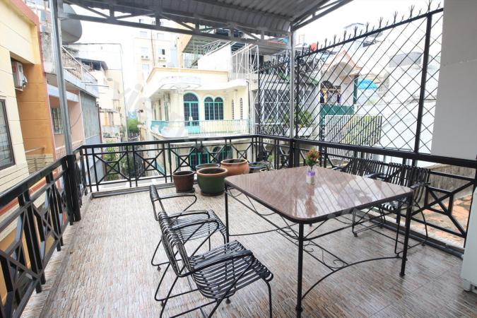 Căn hộ dịch vụ cho thuê với ban công rộng rãi nằm ngay tầng thượng của tòa nhà tại Lê Thánh Tôn.