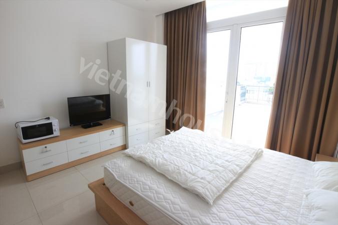 Căn hộ dịch vụ ban công rộng rãi cùng nội thất hiện đại gần chợ Bến Thành.