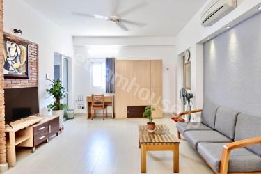 Nice service APT in crowded area