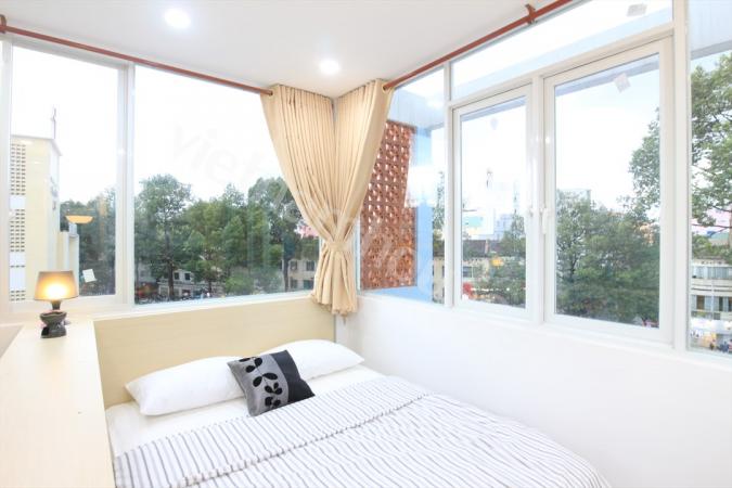 窓に囲まれる明るいお部屋